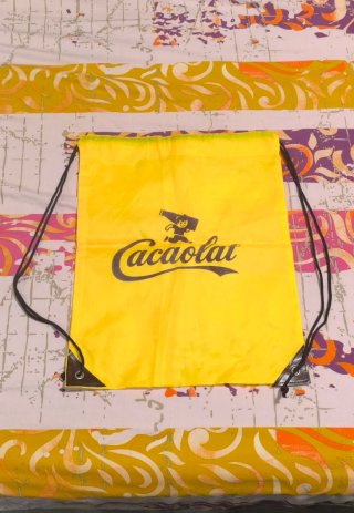 Bolsa/ mochila de cuerdas Cacaolat Amarilla
