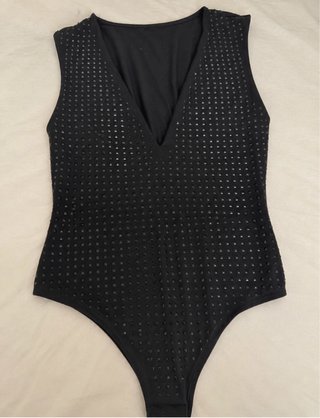 Body negro con escote en V y detalles