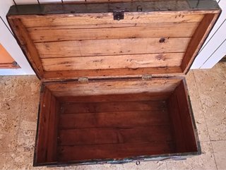 Baúl antiguo madera y metal verde