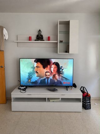 Mueble de salón blanco y gris