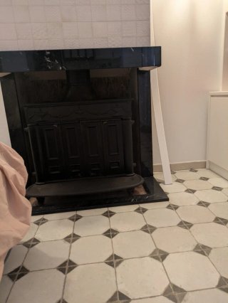 Chimenea clásica de carbón y leña