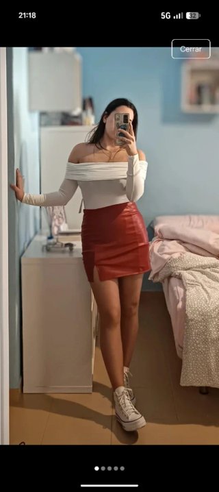 Falda corta de piel