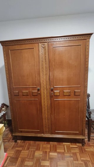 Armario de madera clásico