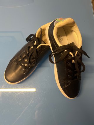 Zapatillas negras con detalles multicolor.