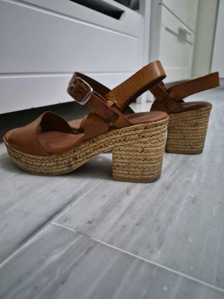 Sandalias de tacón marrones