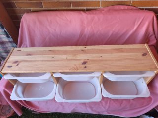 Estantería de madera de pino con cajones blancos