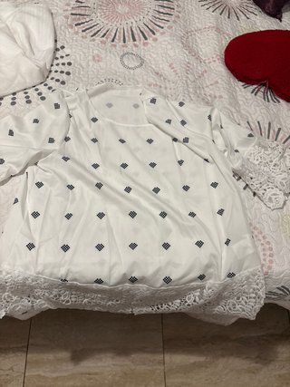 Camiseta blanca con encaje y estampado