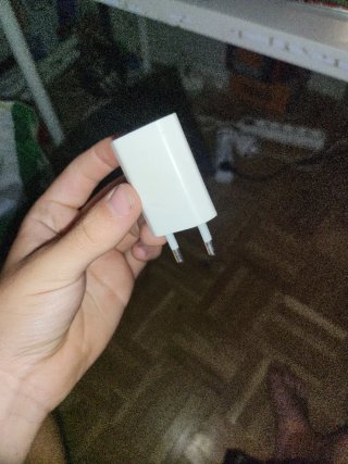 Cargador USB moderno, pequeño y fino