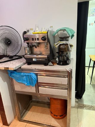 Nevera expositora con mesa y TPV