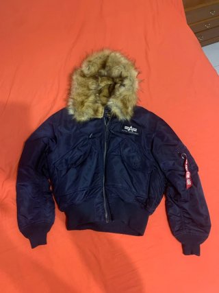 Chaqueta Alpha Industries azul con capucha