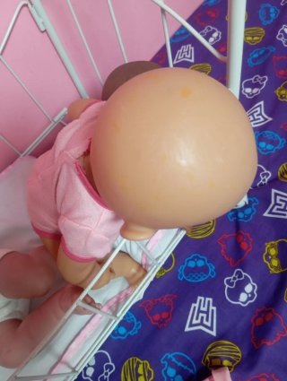 Cuna de muñecas con 3 muñecos