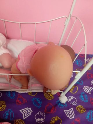 Cuna de muñecas con 3 muñecos