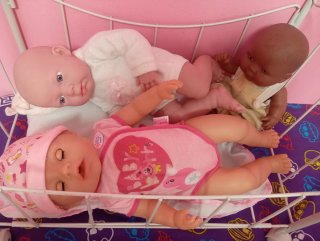 Cuna de muñecas con 3 muñecos