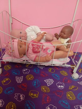 Cuna de muñecas con 3 muñecos