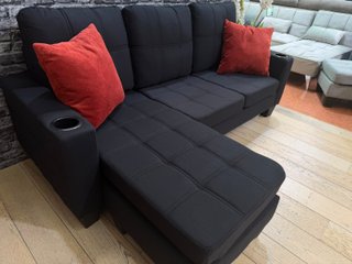 Sofá modular negro con puf