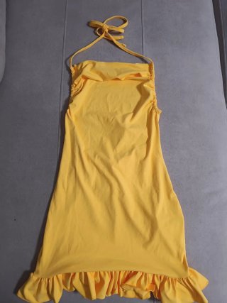 Vestido amarillo corto con volantes