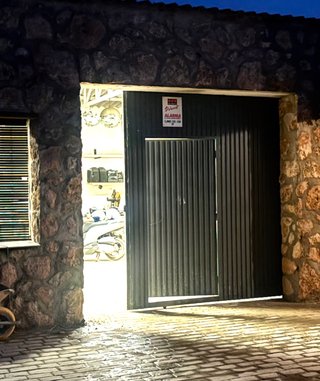 Puerta de garaje gris corredera