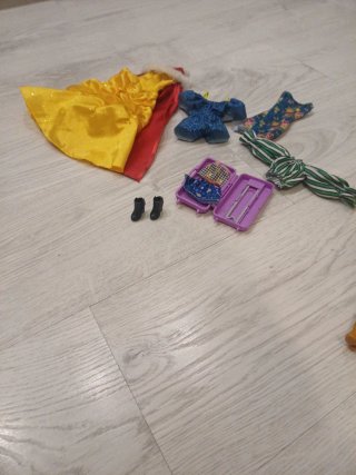 Barbie y niños con accesorios