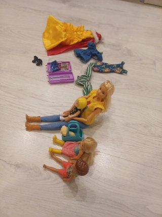 Barbie y niños con accesorios