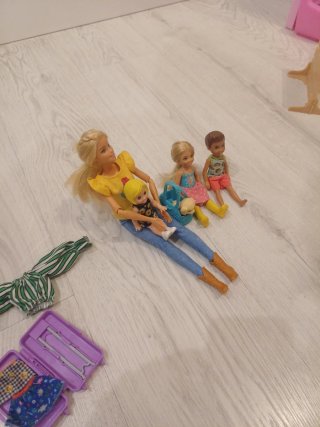 Barbie y niños con accesorios
