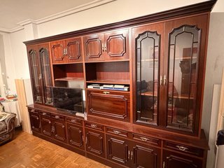 Mueble de salón madera y cristal con vitrinas.