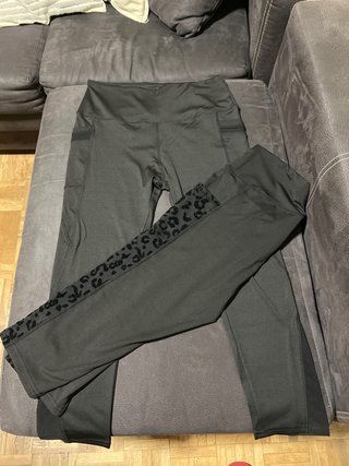 Mallas negras con bolsillos y estampado