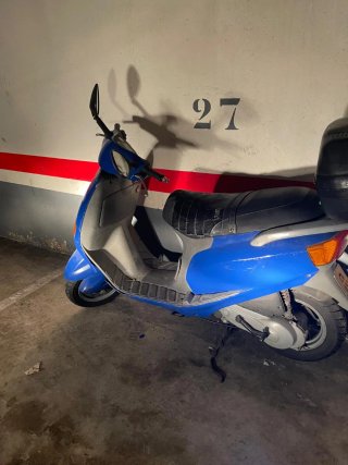Moto Scooter Azul y Gris