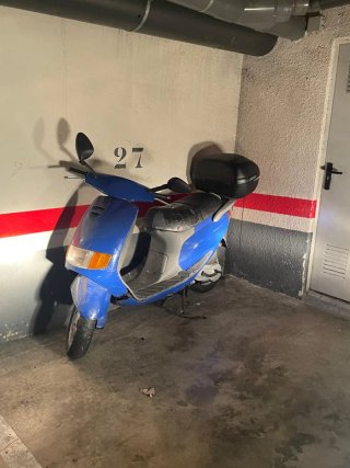Moto Scooter Azul y Gris