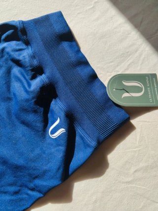 Short deportivo UG azul con etiqueta