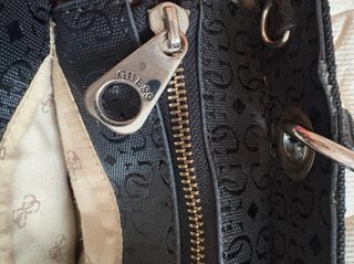 Bolso Guess negro acolchado
