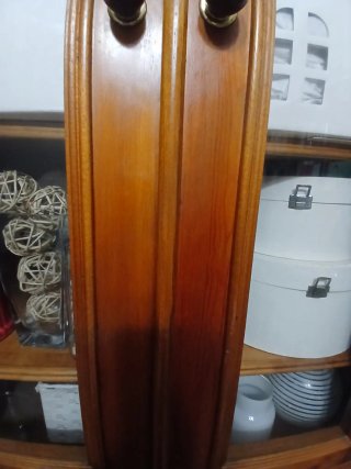 Mueble de roble americano con puertas de cristal
