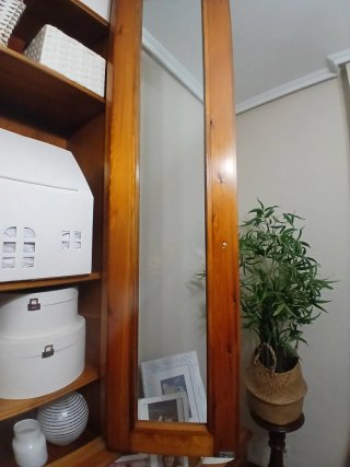 Mueble de roble americano con puertas de cristal