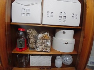 Mueble de roble americano con puertas de cristal