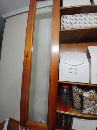 Mueble de roble americano con puertas de cristal