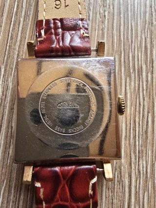 Reloj Cornavin Cuadrado Dorado y Rojo
