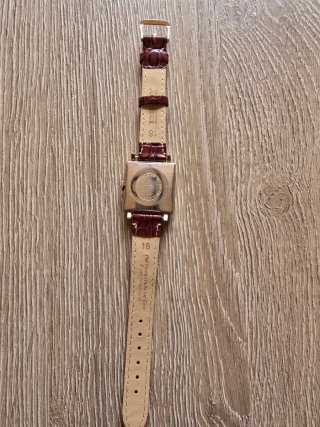 Reloj Cornavin Cuadrado Dorado y Rojo
