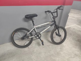 Bicicleta BMX plateada
