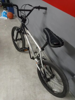 Bicicleta BMX plateada