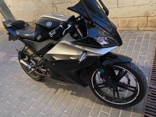 Yamaha YZF 125 R Sportbike Negra/Plateada