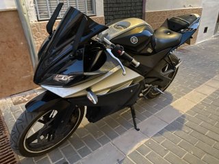 Yamaha YZF 125 R Sportbike Negra/Plateada