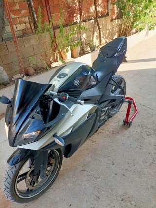 Yamaha YZF 125 R Sportbike Negra/Plateada