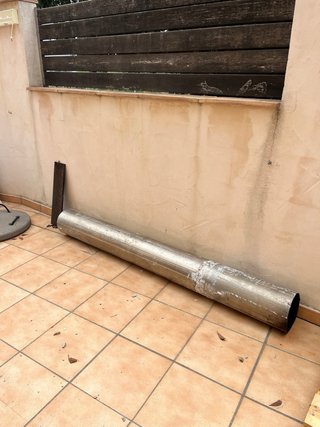 Chimenea metálica de leña con tubo