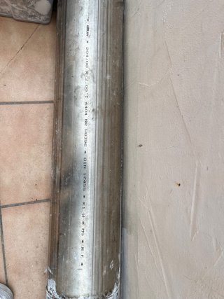Chimenea metálica de leña con tubo