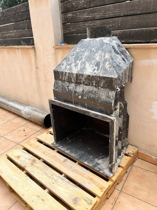 Chimenea metálica de leña con tubo
