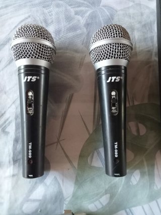Set de audio con mezclador, cables y micrófonos