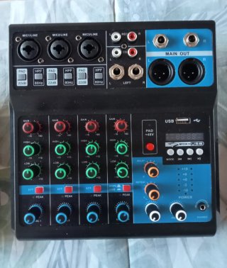 Set de audio con mezclador, cables y micrófonos