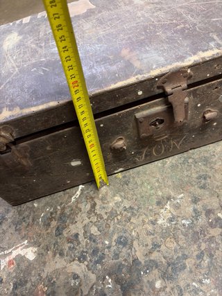 Caja de madera con herrajes metálicos