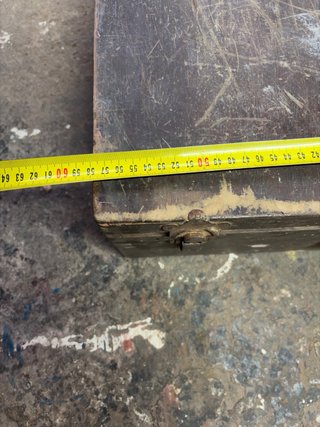 Caja de madera con herrajes metálicos