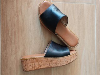 Sandalias cuña ALDO negras y marrones