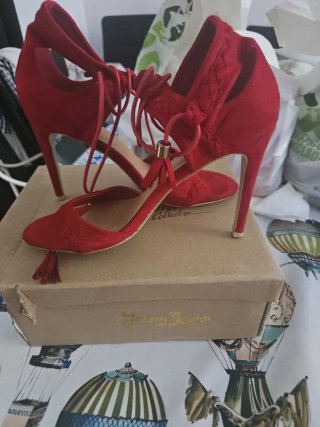 Zapatos de tacón rojos con cordones